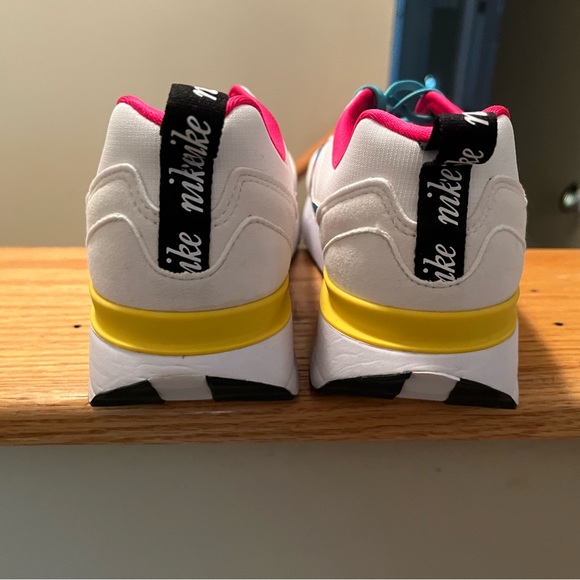 Nike sneakers, size 6Y (will fit women’s size 7-7.5) new & never worn - Picture 4 of 5